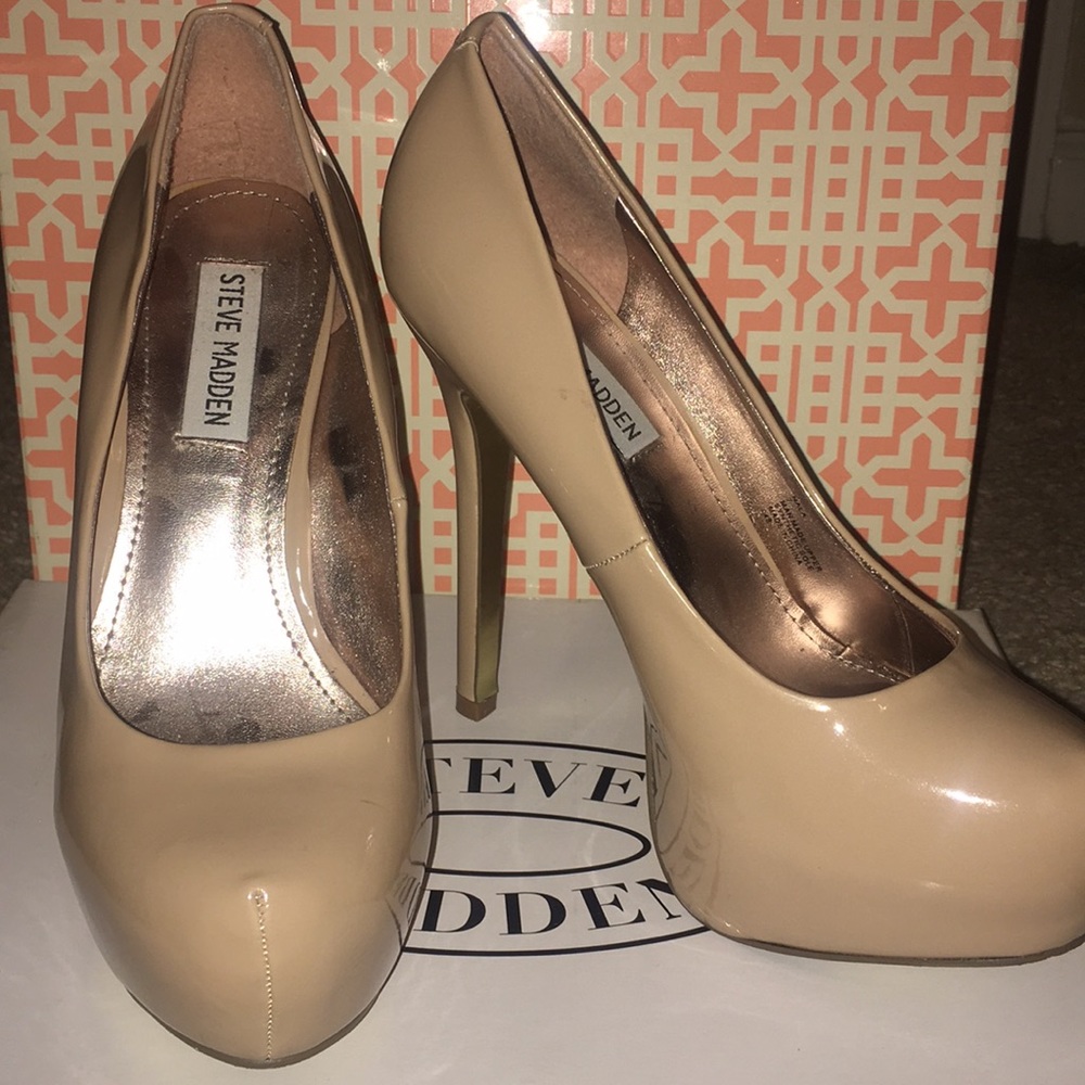 Nude pumps
